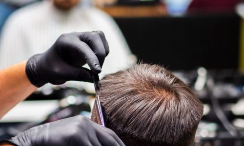 cliente-che-ottiene-un-nuovo-taglio-di-capelli-da-dietro_23-2148257029