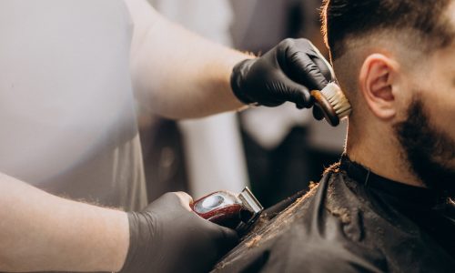 cliente-facendo-taglio-di-capelli-in-un-salone-di-barbiere_1303-20762