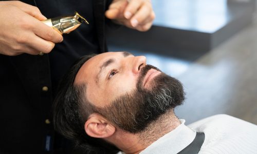 primo-piano-uomo-dal-barbiere_23-2149141764