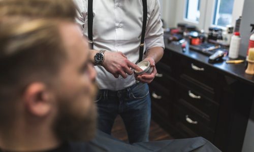 tagliatore-che-tiene-la-mousse-per-il-cliente_23-2147778804