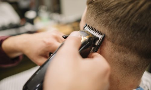 vista-del-primo-piano-dell-uomo-che-ottiene-un-taglio-di-capelli_23-2148506364